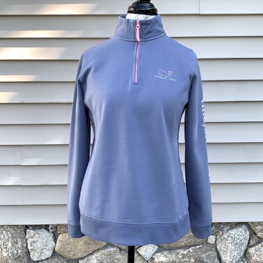 VINEYARD Vines Women's Contrast Graphic 1/4 Zip Sweatshirt in Periwinkle Blue